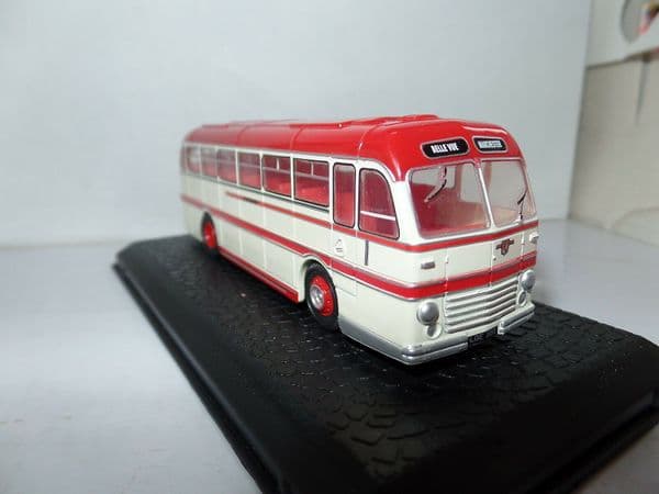 Oxford 76DR001 DR001 1/76 OO Scale Duple Roadmaster Coach Belle View Manchester Worn Box